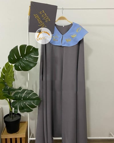 عباية تخرج قماش كريب بالاسم والعبارة وسنة التخرج وشعار الدفعة