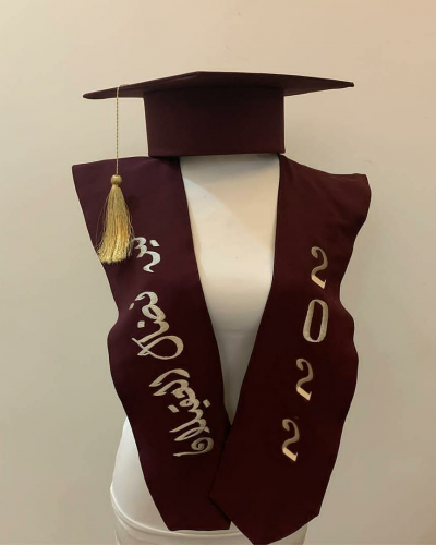 وشاح وقبعة تخرج كريب بالاسم والعبارة وسنة التخرج وشعار الدفعة