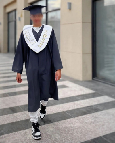 عباية تخرج رجالي قماش كريب بالاسم والعبارة وسنة ال...