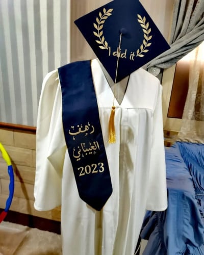 عباية تخرج قماش كريب لون اوف وايت بالاسم والعبارة...