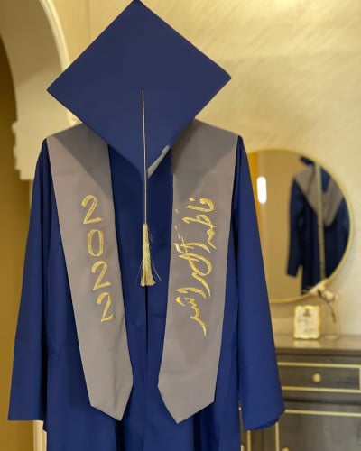 عباية تخرج بالاسم والعبارة وسنة التخرج وشعار الدفعة