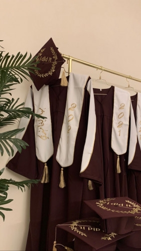 عباية تخرج بالاسم تفصيل حسب الطلب لون عنابي وابيض