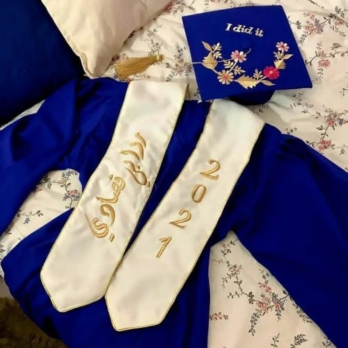 عبايات تخرج كريب بالاسم والعبارة وسنة التخرج وشعار الدفعة