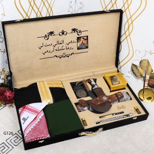 طقم رجالي نيو نايس فاشين مكون من سبع قطع خنجر وقلم وتعليقة وبشت وشماغ وسكين ومسبحة و2 تولة عودة و مصحف قرآن كريم  وقطعه قماش مع زرارات لوقو جفنشي