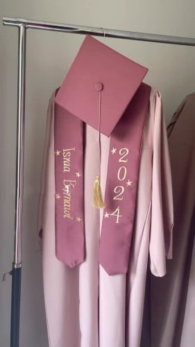 عبايه تخرج 2024 قماش كريب بالاسم والعبارة وسنة التخرج وشعار الدفعة