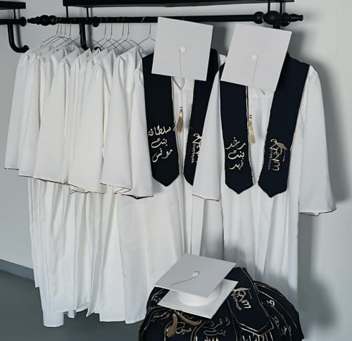 عباية تخرج كريب بالاسم والعبارة وسنة التخرج وشعار الدفعة