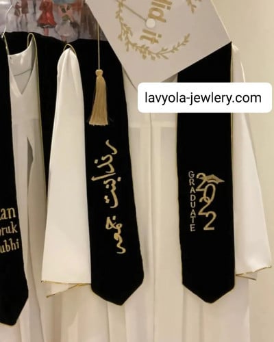 عباية تخرج قماش كريب بالاسم والعبارة وسنة التخرج و...
