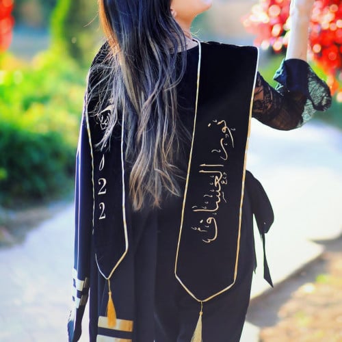 وشاح تخرج مخمل شموة بالاسم والعبارة وسنة التخرج وشعار الدفعة