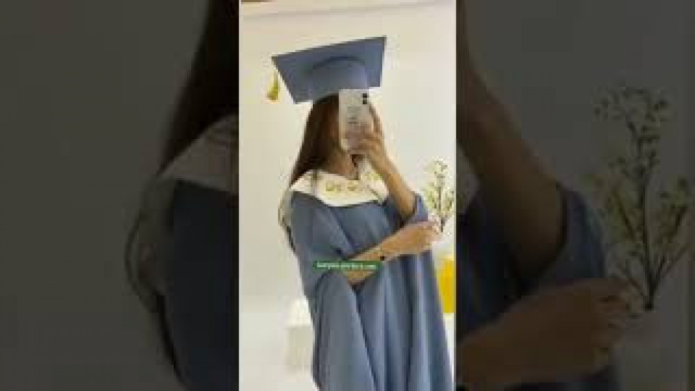 عباية تخرج قماش  كريب بالاسم والعبارة وسنة التخرج وشعار الدفعة