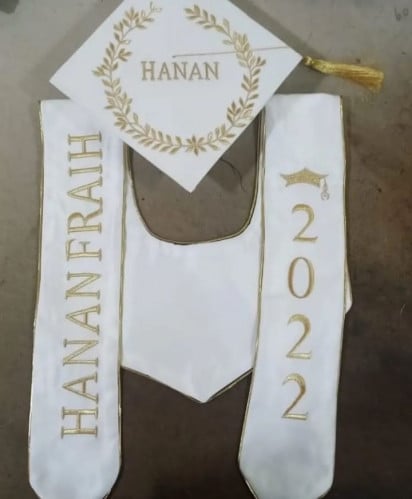 وشاح وقبعه تخرج  مخمل مع الاسم والعبارة وسنة التخرج وشعار الدفعة