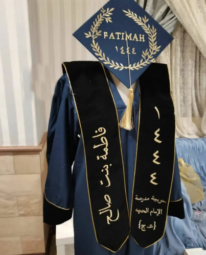 عباية تخرج قماش كريب بالاسم والعبارة وسنة التخرج و...