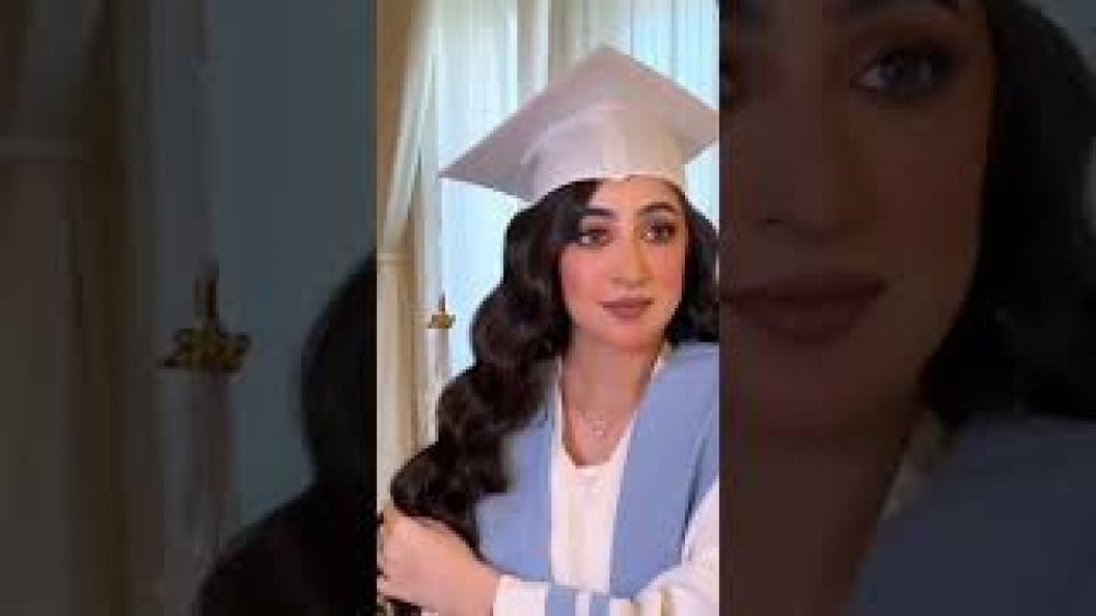 عباية تخرج قماش  كريب عنابي مع وشاح كريمي بالاسم والعبارة وسنة التخرج وشعار الدفعة