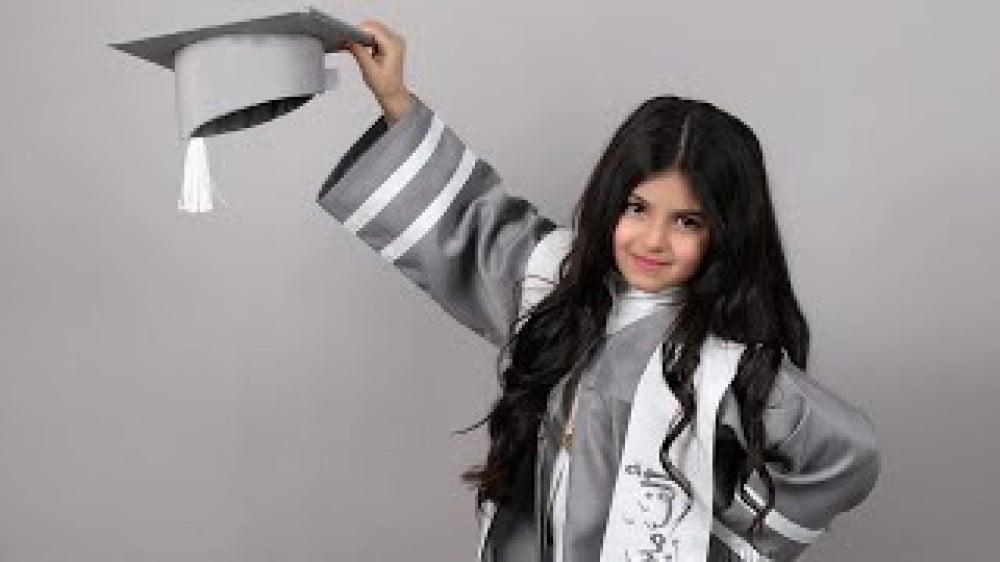 عباية تخرج قماش كريب لون اسود بالاسم والعبارة وسنة التخرج وشعار الدفعة