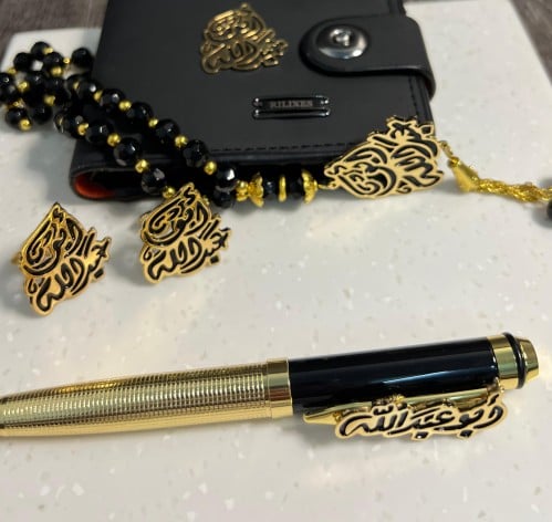 طقم رجالي بالاسم 5 قطع مكون من بوك رجالي ميداليه مفاتيح قلم كبك سبحة جميع القطع بالأسم