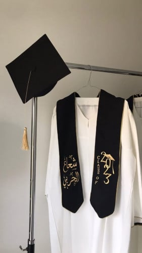 عباية تخرج كريب بالاسم والعبارة وسنة التخرج وشعار الدفعة