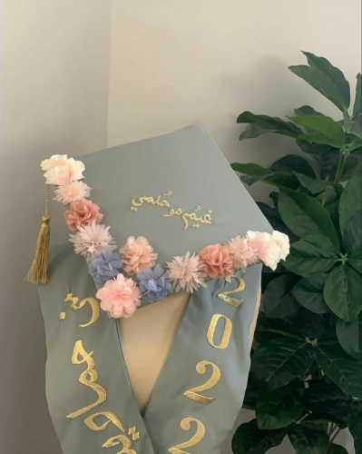 وشاح وقبعه تخرج كريب بالاسم والعبارة وسنة التخرج وشعار الدفعة
