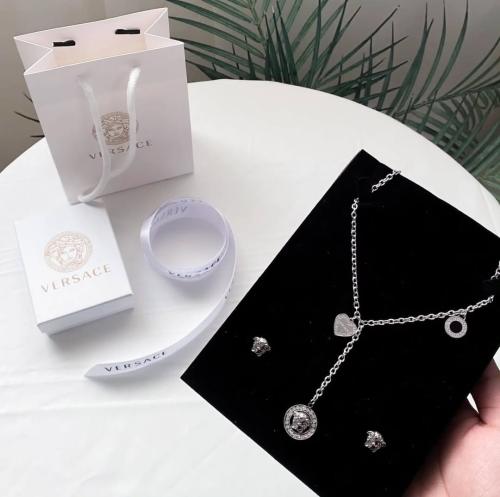 سلسال مع حلق ماركة فرزاتشي  VERSACE مع توابع الماركة