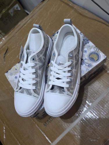 شوز شوزات ماركة مع توابع الماركة