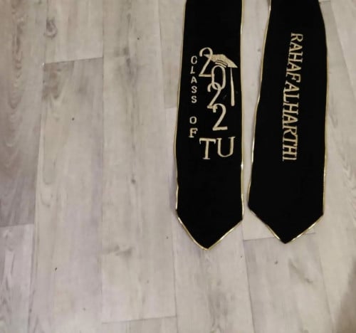 وشاح تخرج كريب او مخمل  بالاسم والعبارة وسنة التخرج وشعار الدفعة حسب الطلب