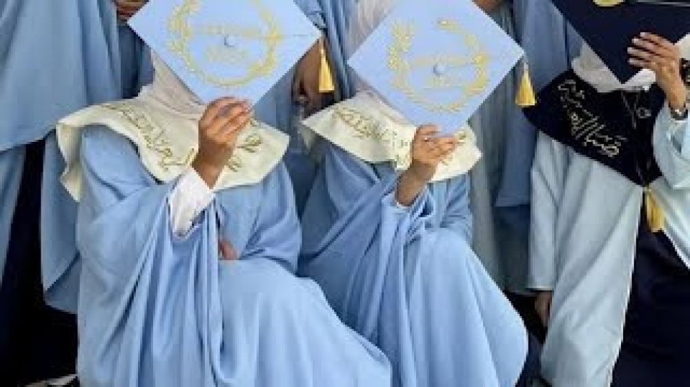 عباية تخرج قماش كريب لون ازرق تيفاني بالاسم والعبارة وسنة التخرج وشعار الدفعة