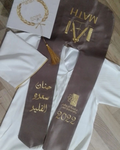 عباية تخرج قماش كريب بالاسم والعبارة وسنة التخرج و...