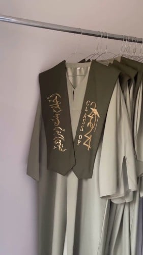 عباية تخرج 2024 بالاسم والعبارة وسنة التخرج وشعار الدفعة