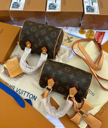 حقيبة لويس فيتون LUIS VINTON مع توابع الماركة
