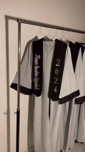 عباية تخرج 2024 بالاسم والعبارة وسنة التخرج وشعار الدفعة