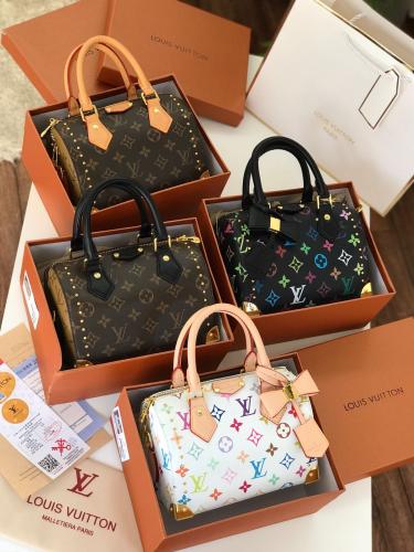 شنط نسائية ماركة لويس فيتون LUIS VINTON مع توابع الماركة