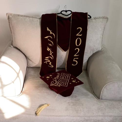 وشاحات وقبعات تخرج 2025 تفصيل وتطريز حسب الطلب