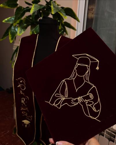 وشاح وقبعه تخرج مخمل ويتوفر كريب بالاسم والعبارة وسنة التخرج وشعار الدفعة 2025