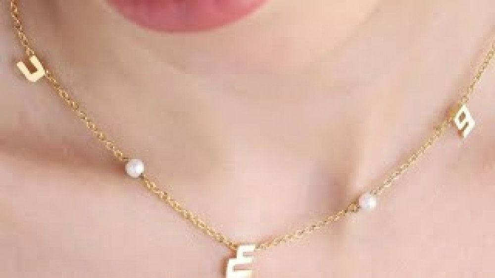 سلسلة  بتصميم الاسم مع صدف افريقي  ومع حجر كريم   حسب الطلب اسم وبرج او حرف وبرج