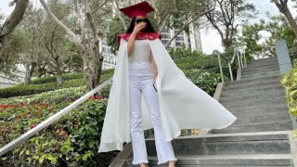 عباية تخرج قماش كريب لون اوف وايت بالاسم والعبارة وسنة التخرج وشعار الدفعة تفصيل وتطريز حسب الطلب عبايات تخرج 2023 جملة وقطاعي جامعة ومدارس 2023