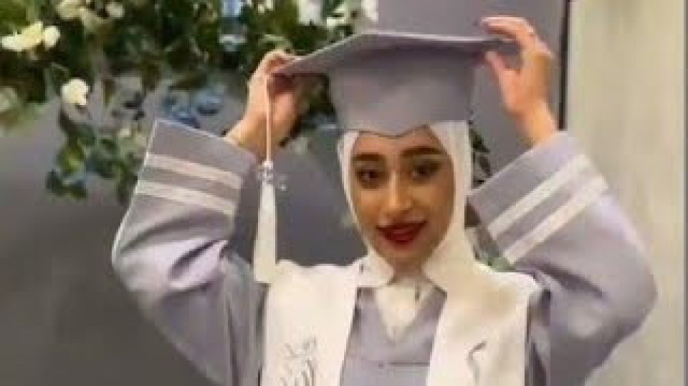 عباية تخرج قماش كريب لون اوف وايت بالاسم والعبارة وسنة التخرج وشعار الدفعة