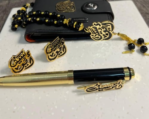 طقم رجالي بالاسم 5 قطع مكون من بوك رجالي ميداليه مفاتيح قلم كبك سبحة جميع القطع بالأسم