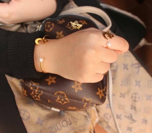 اسوارة مع خاتم الحرف الؤلؤية