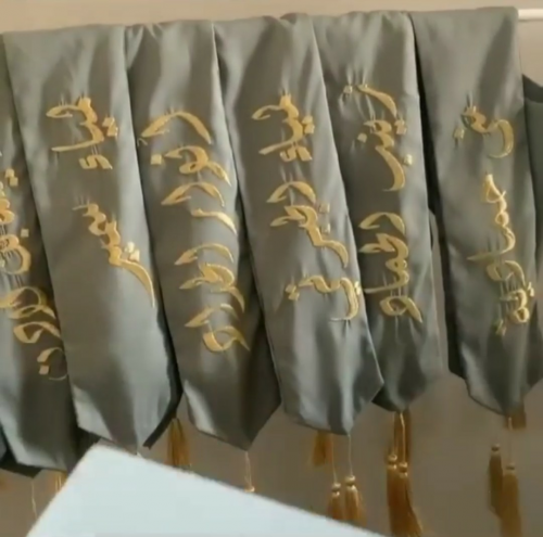 وشاح تخرج كريب بالاسم والعبارة وسنة التخرج وشعار الدفعة