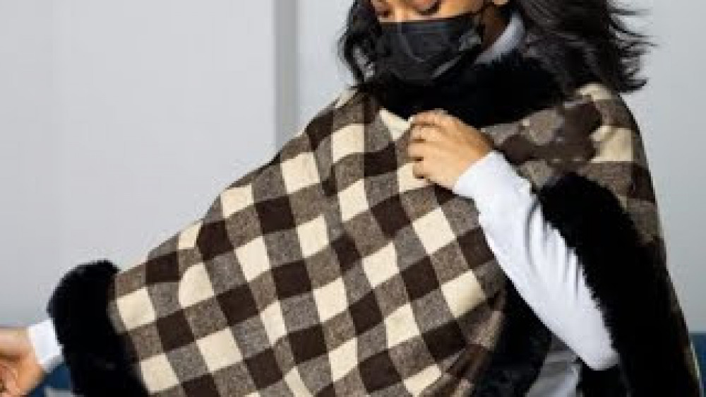 شال شتوي مع فرو نسائي  بالاسم كم طويل