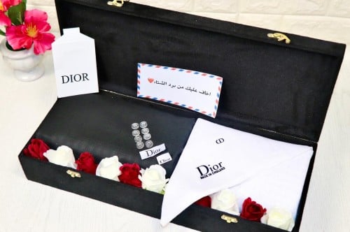 أطقم ديور ️مكون من ️  قماش شتوي ديور  المقاس ثلاثة متر ونص في عرضين  متوفره الون مختلفه  شماغ ديور ابيض  المقاسات 55’58 مع التنسيق  والورد  العباره  بكس هدايا خشبي