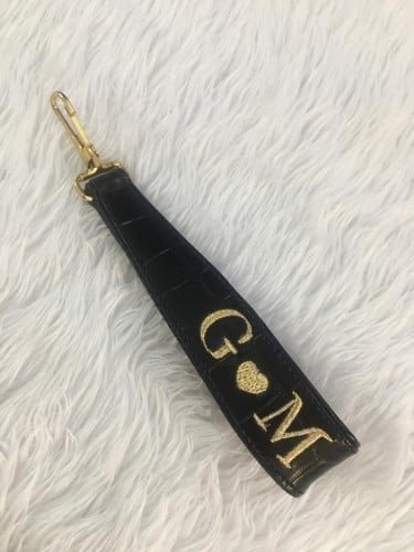 ميدالية مفاتيح جلد بتطريز وتصميم حسب الطلب بالاسم والعبارة او شكل تصميم ميدالية على حسب رغبتك