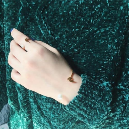 اسوارة مع خاتم الحرف الؤلؤية