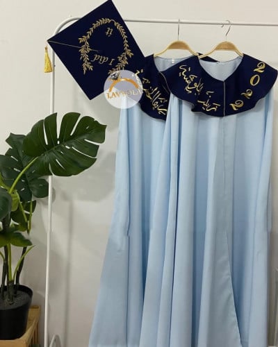 عباية تخرج قماش كريب لون ازرق تيفاني بالاسم والعبارة وسنة التخرج وشعار الدفعة