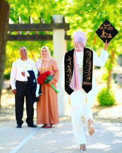 وشاح وقبعه تخرج قماش مخمل شموة بالاسم والعبارة وسنة التخرج وشعار الدفعة