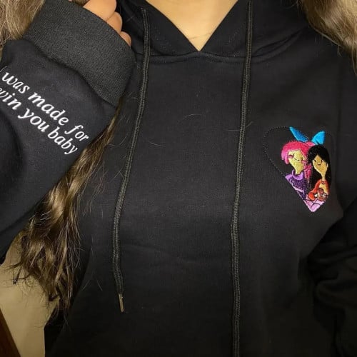 هودي  شتوي بالاسم مع الانمي مع تطريز الكم بعبارة