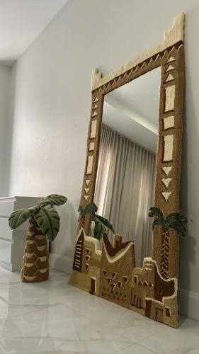 DIRIYAH tufted mirror