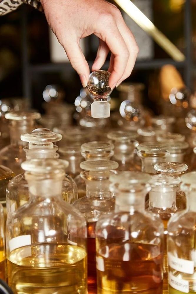 أفضل العطور لمختلف المناسبات والاستخدام اليومي: اكتشف الجمال الراقي