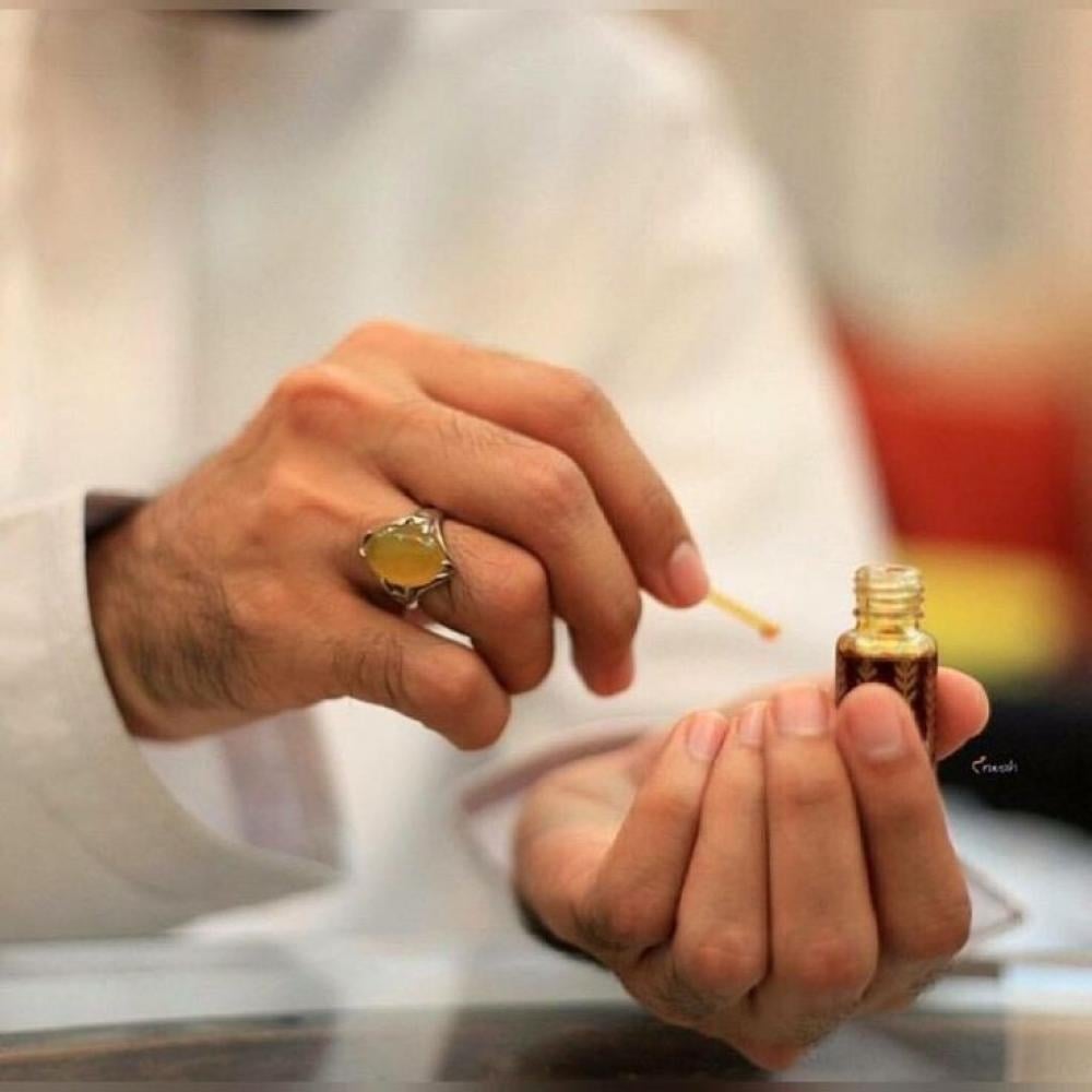استكشاف عالم صناعة العطور: الأساسيات والمفاهيم الأساسية