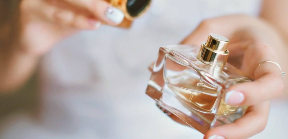 اكتشفي افضل العطور للنساء: روائح تسحر الحواس