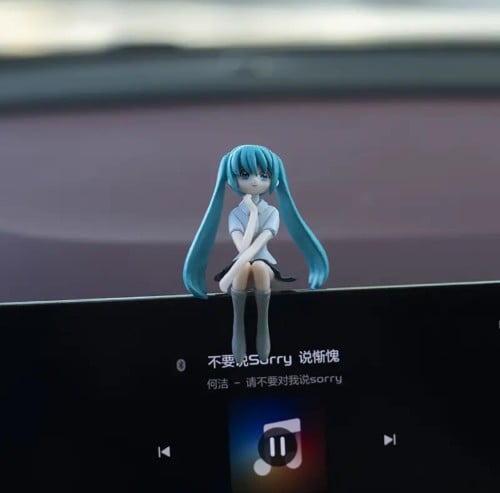 زينة سيارة بشكل عروسة