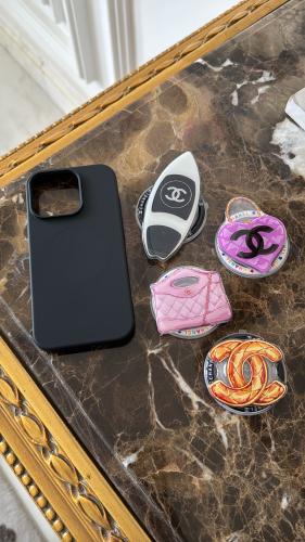 Channel phone grip